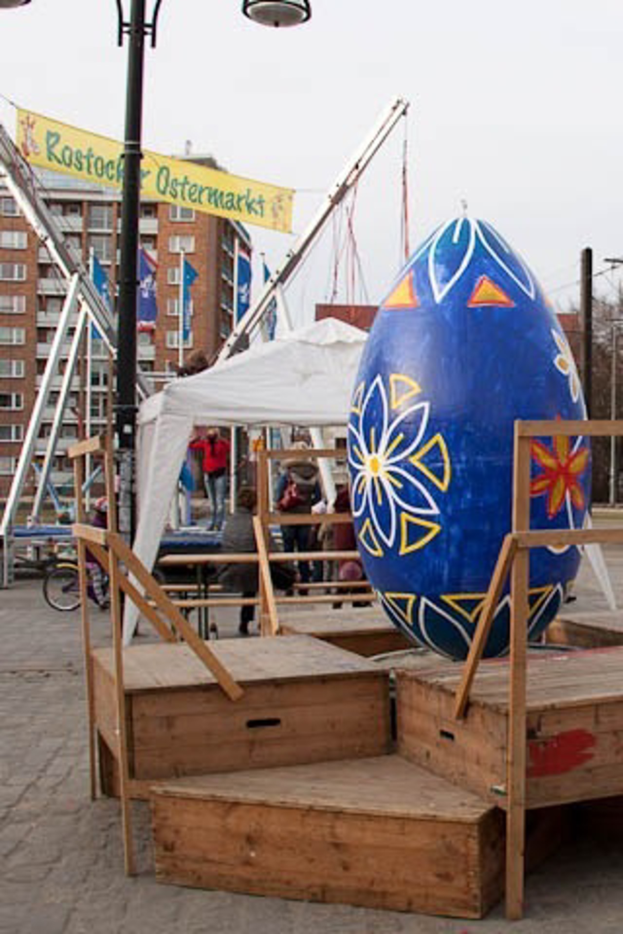 Osterei in Übergröße auf dem Neuen Markt
