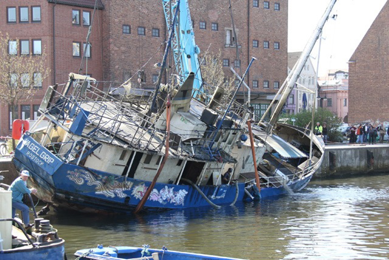 gesunkene Vagel Grip im Stadthafen Rostock