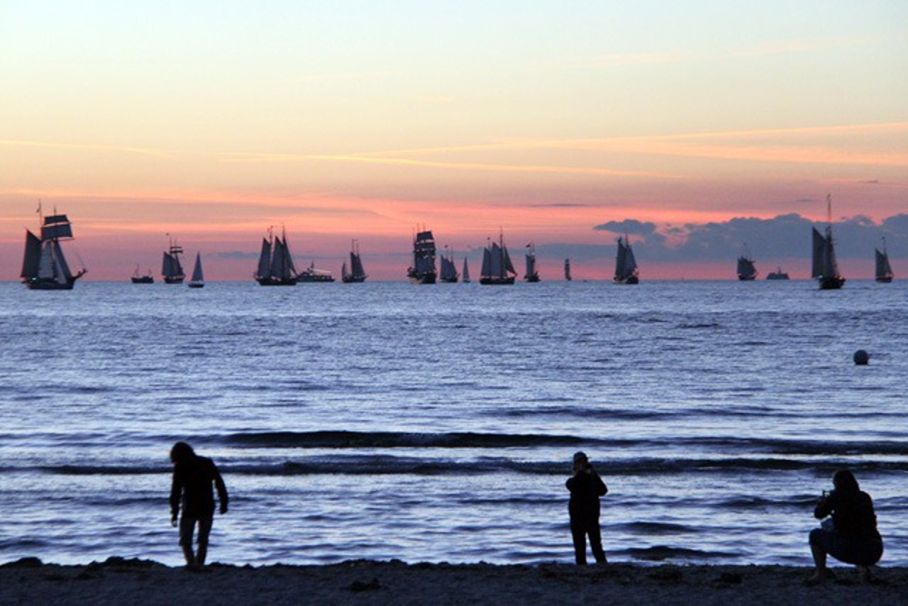 Am Strand am Hanse Sail-Abend