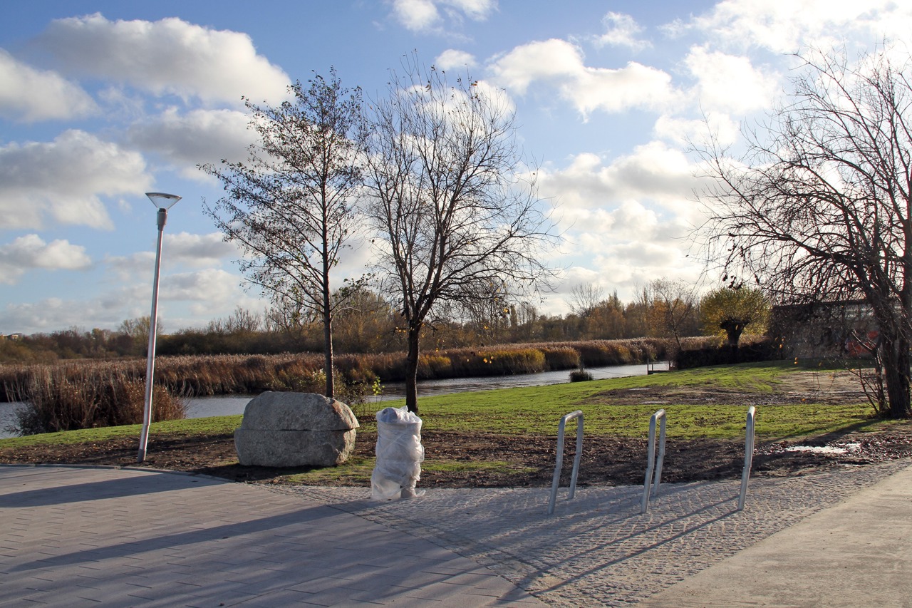 „Petri Pegel“ von Fritz Balthaus - wie durch die Lichtbrechung geknickte Stadtmöbel im Petripark Rostock
