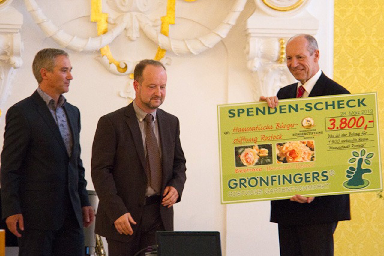 Der Dierkower Gartenfachmarkt Groenfingers verkaufte im letzten Jahr 1.900 Rosen, die nach Rostock benannt wurden, und spendete vom Erlös jeweils zwei Euro für die Hanseatische Bürgerstiftung