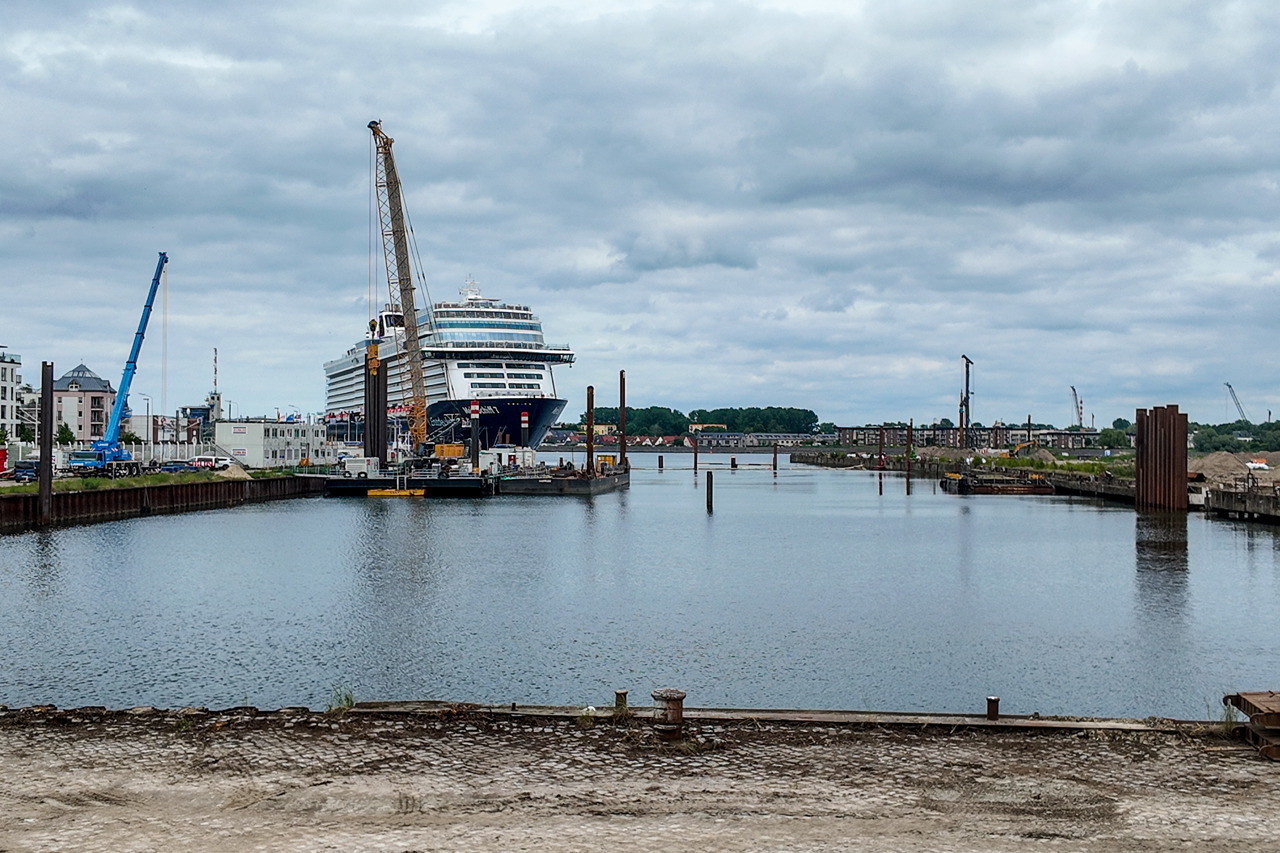 Blick auf das Werftbecken Warnemünde (8. Juni 2026)