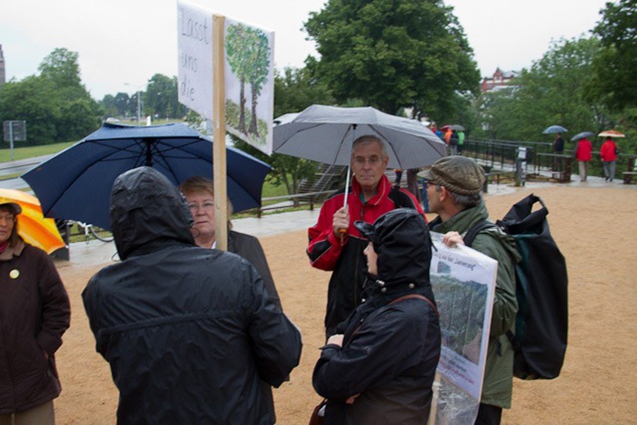 Protest auf dem Kanonsberg: Baumfällgegner im Gespräch mit Anne Methling, Frau des Oberbürgermeisters