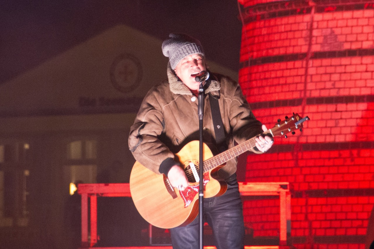 „Alt wie ein Baum“ singt Ex-Puhdy Quaster beim Warnemünder Turmleuchten, das in diesem Jahr unter dem Motto Ewig stand.
