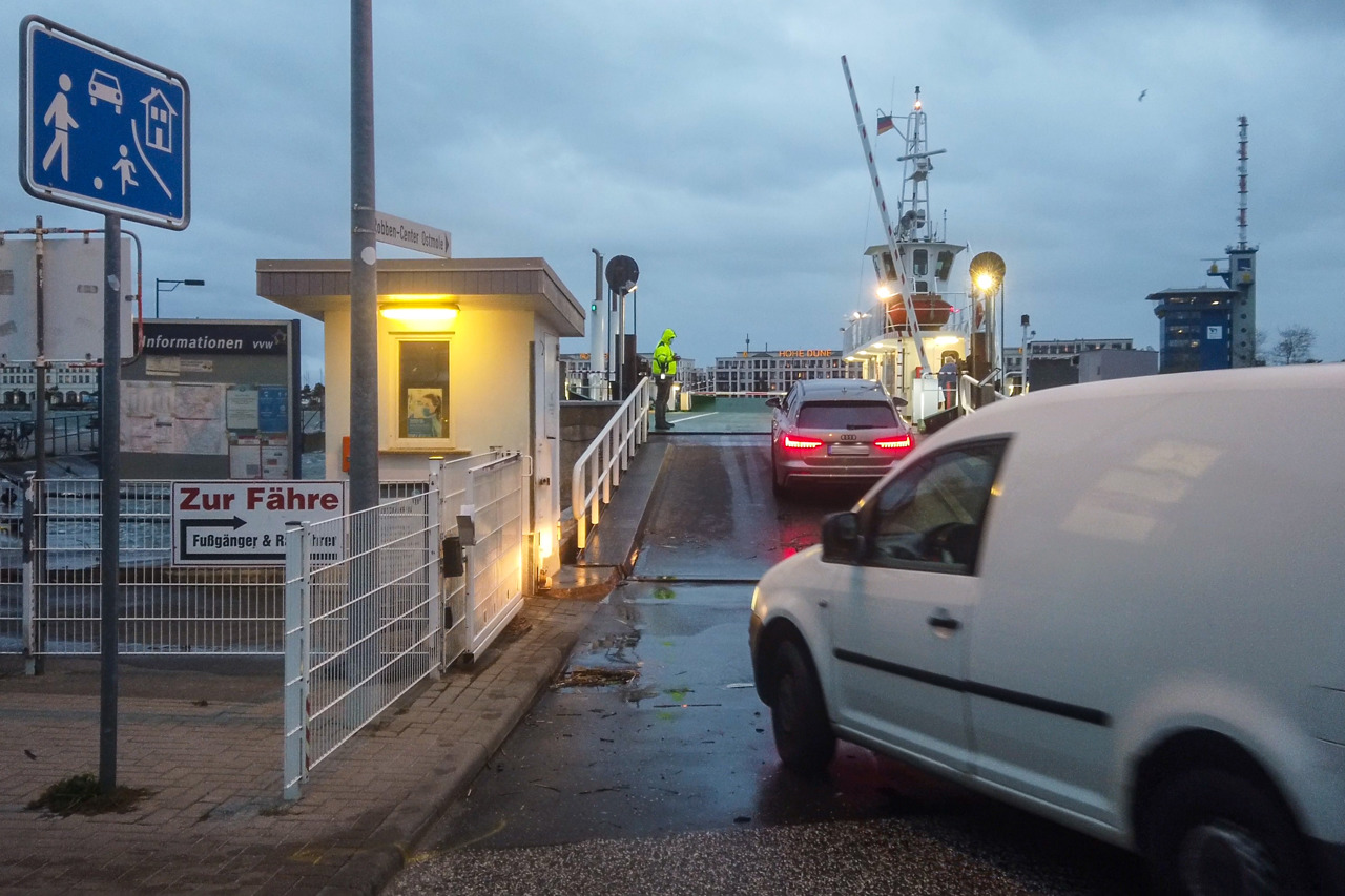 Hochwasser in Warnemünde: Steile Rampe auf die Fähre nach Hohe Düne