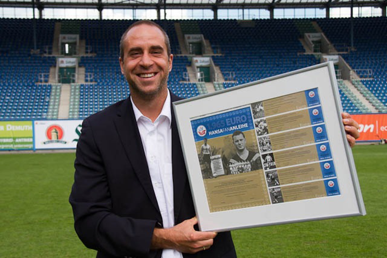 Stefan Beinlich mit einer „Hansa-Fananleihe“