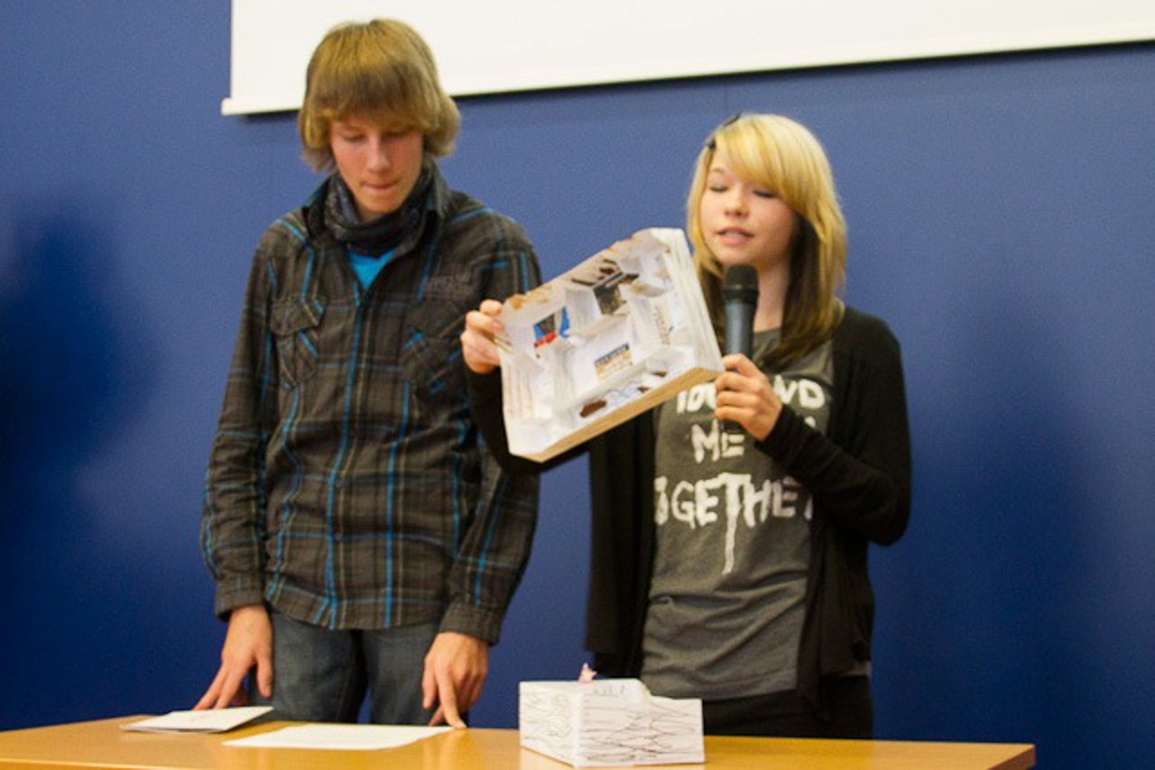 Borwinschüler präsentieren ihr Modell vom "Rostock Dungeon"