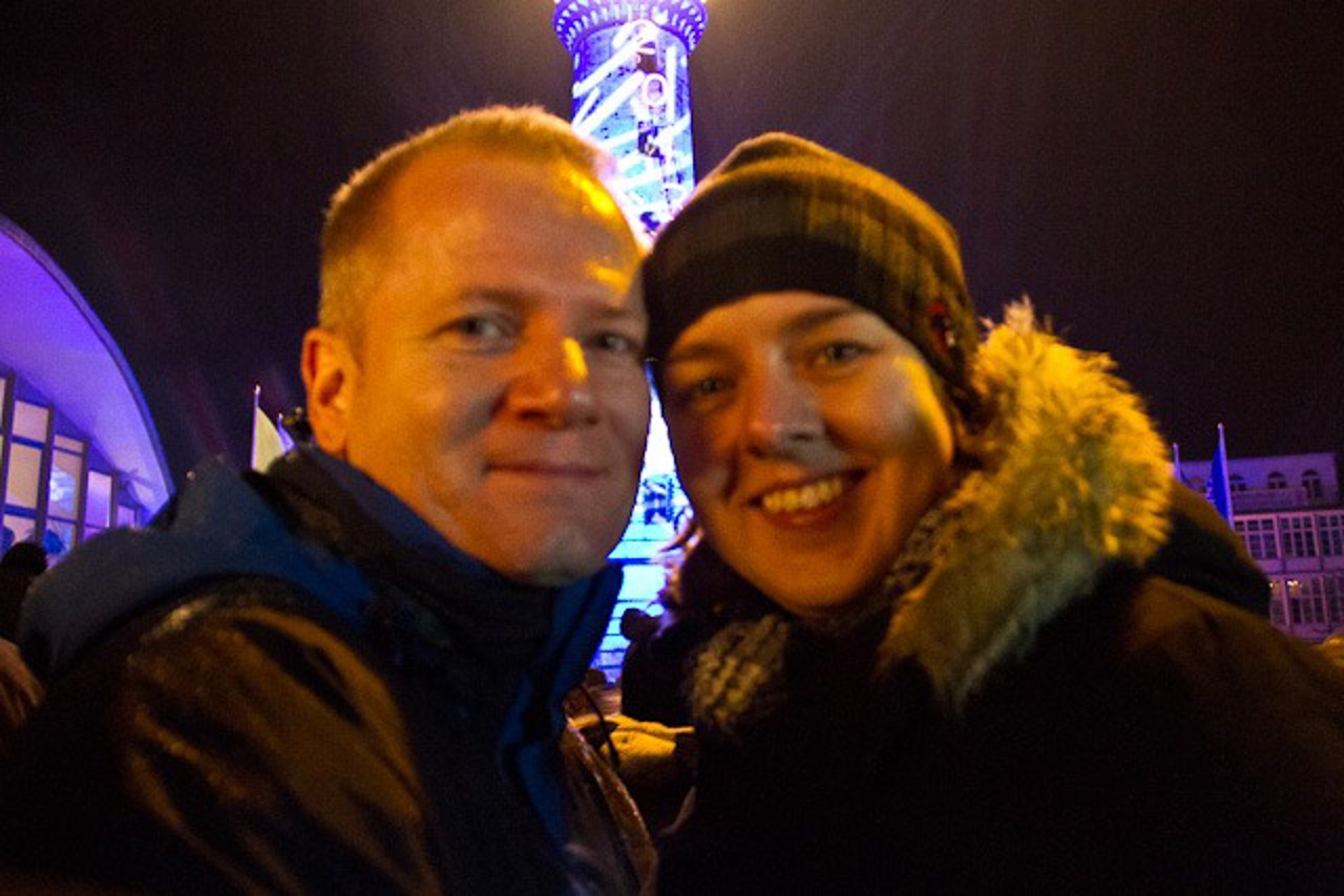 Kathrin Balsfulland und Christian Dämmrich unter dem Warnemünder Leuchtturm am Neujahrsabend 2013