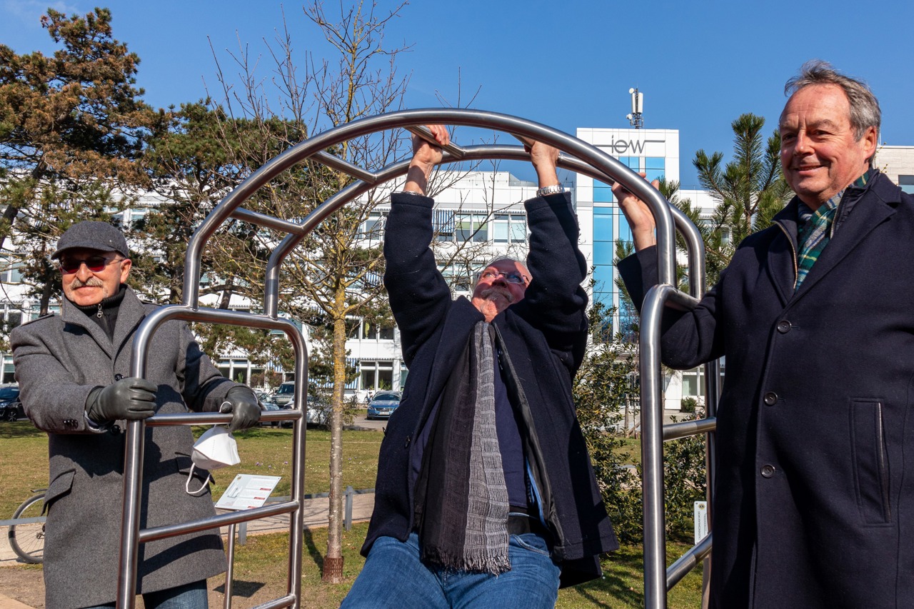 Bewegungsparcours im Kurpark Warnemünde: Der Ortsbeiratsvorsitzende Wolfgang Nitzsche (Mitte) mit seinen Vorgängern Werner Fischer (links) und Alexander Prechtel an der Calisthenics-Station