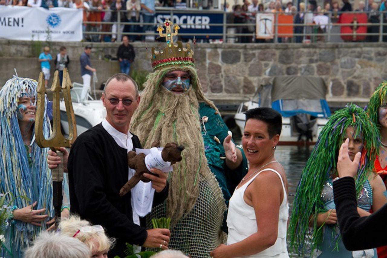 Waschzuber-Hochzeitspaar und Neptun in Warnemünde
