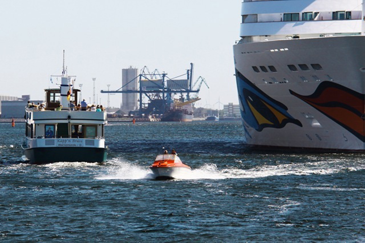 Die AIDAluna am Kreuzfahrtterminal Rostock-Warnemünde