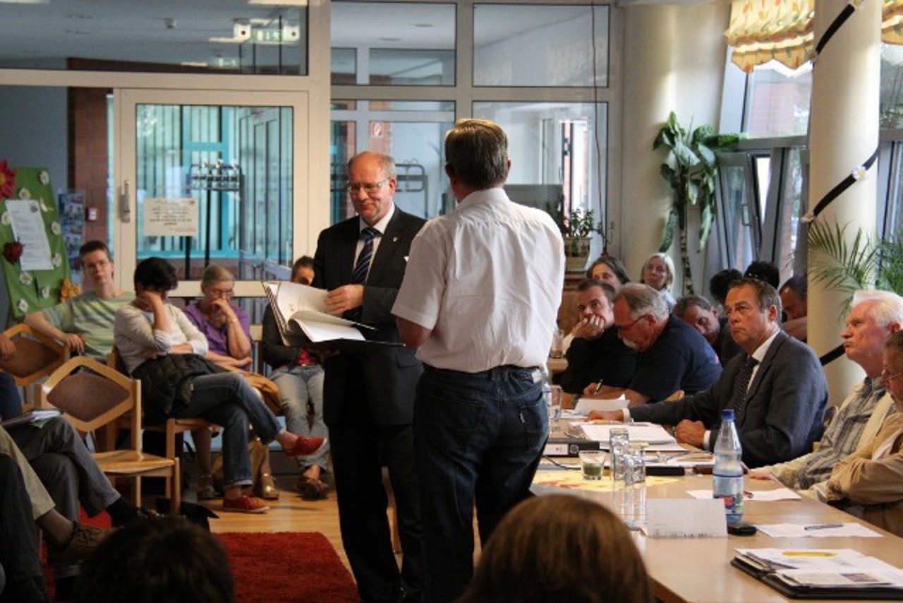 Oberbürgermeister Roland Methling auf der Ortsbeiratssitzung von Warnemünde im Gespräch mit dem Sprecher der Bürgerinitative, Helmut Bach