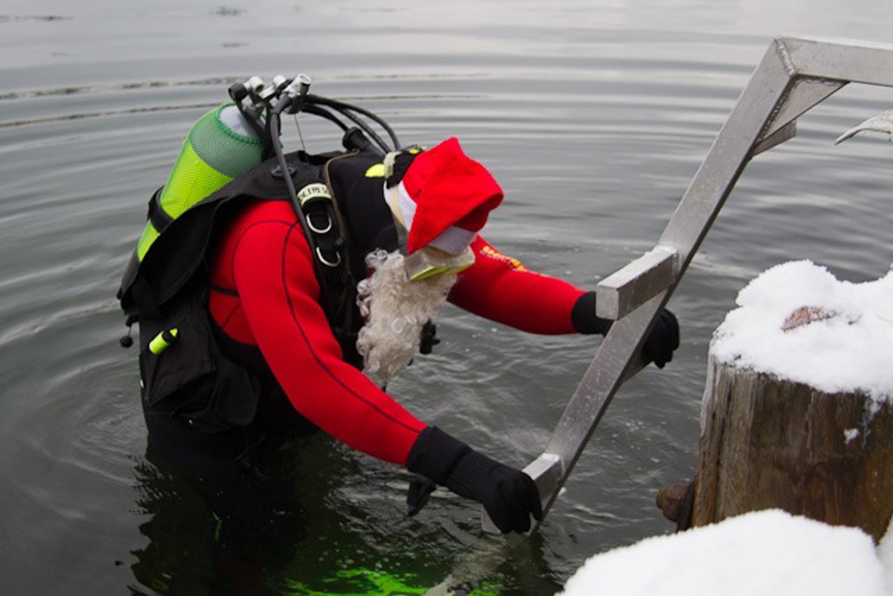 Der Weihnachtsmann sieht alles, auch unter Wasser