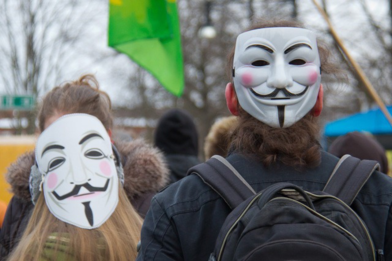 Guy-Fawkes-Masken sind typisch für das Internetkollektiv Anonymous, durften aber gestern nicht vor dem Gesicht getragen werden