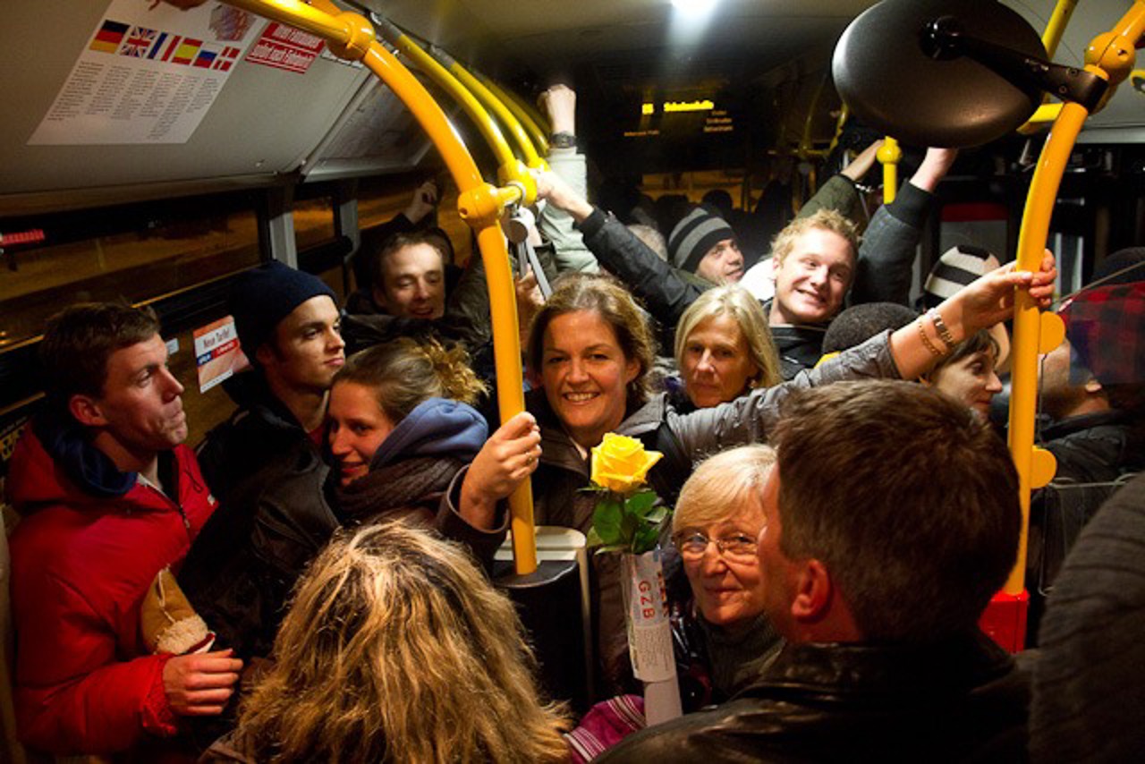 Gequetscht, aber fröhlich: die internationalen Teilnehmer nach dem Springertag im Bus