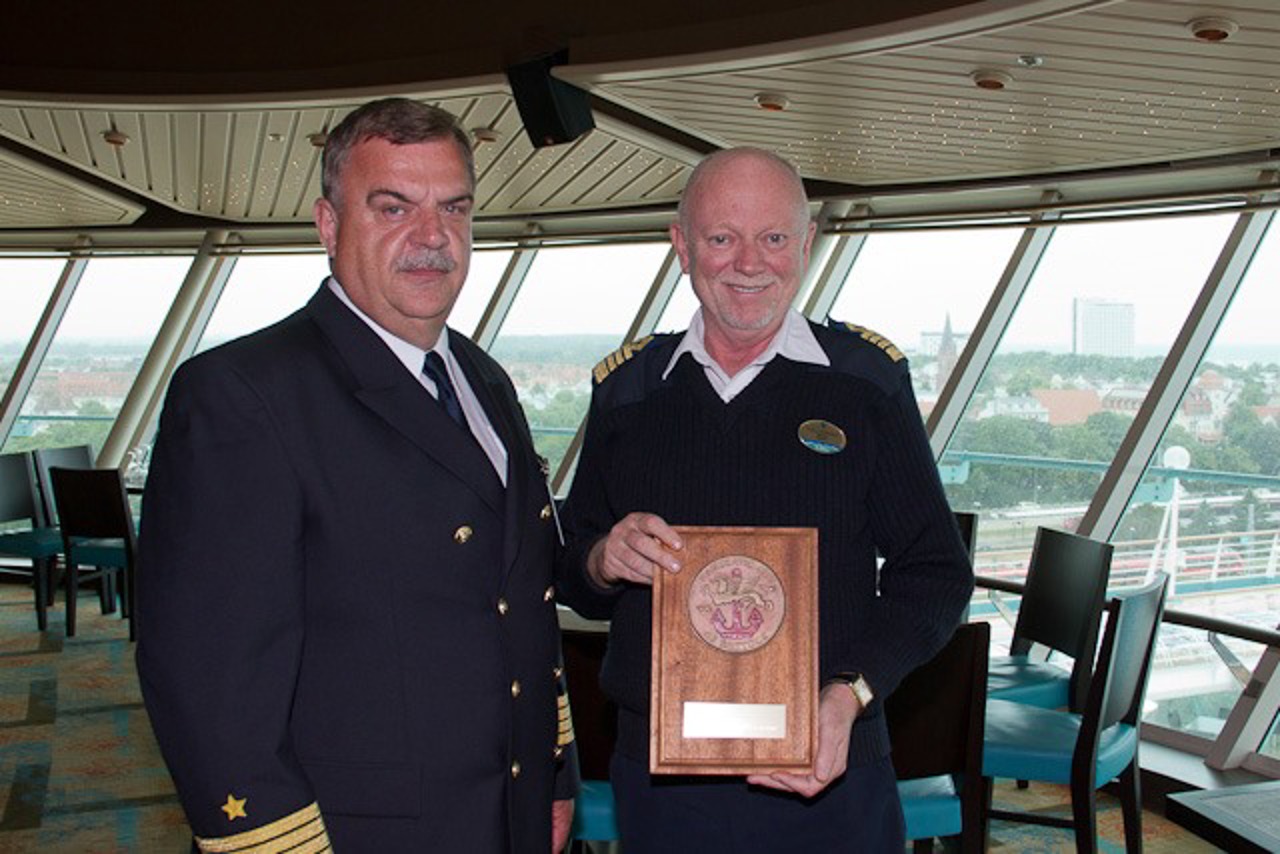 Der Rostocker Hafenkapitän Gisbert Ruhnke überreicht an Kapitän Kjell Nordmo eine Plakette anlässlich des Erstanlaufs der Legend of the Seas