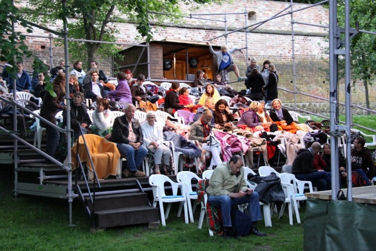 Publikum im Sommertheater