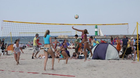 Beachvolleyball am Strand von Warnemünde