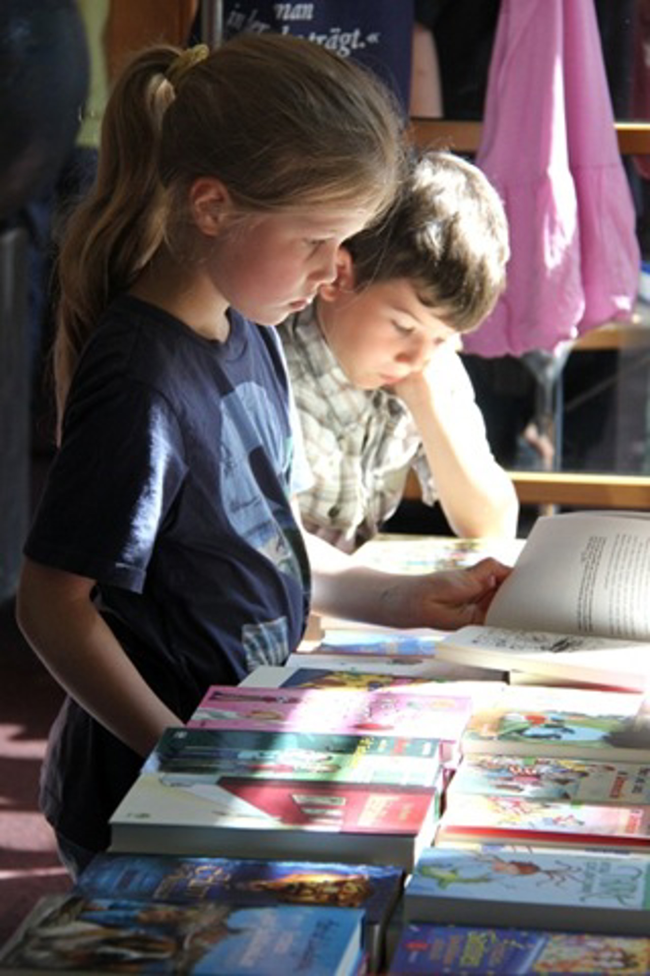 Schüler am Stand der "anderen Buchhandlung"