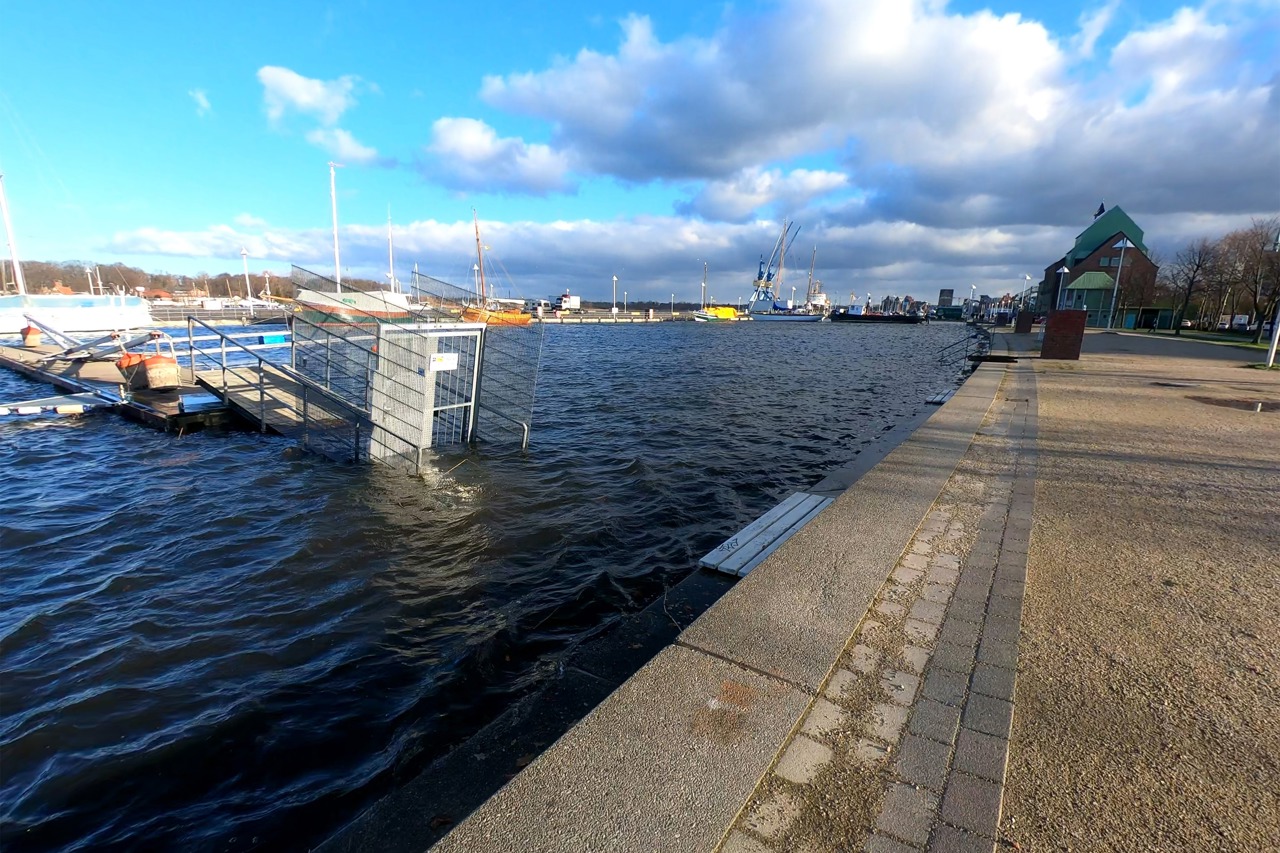 Hochwasser im Stadthafen Rostock