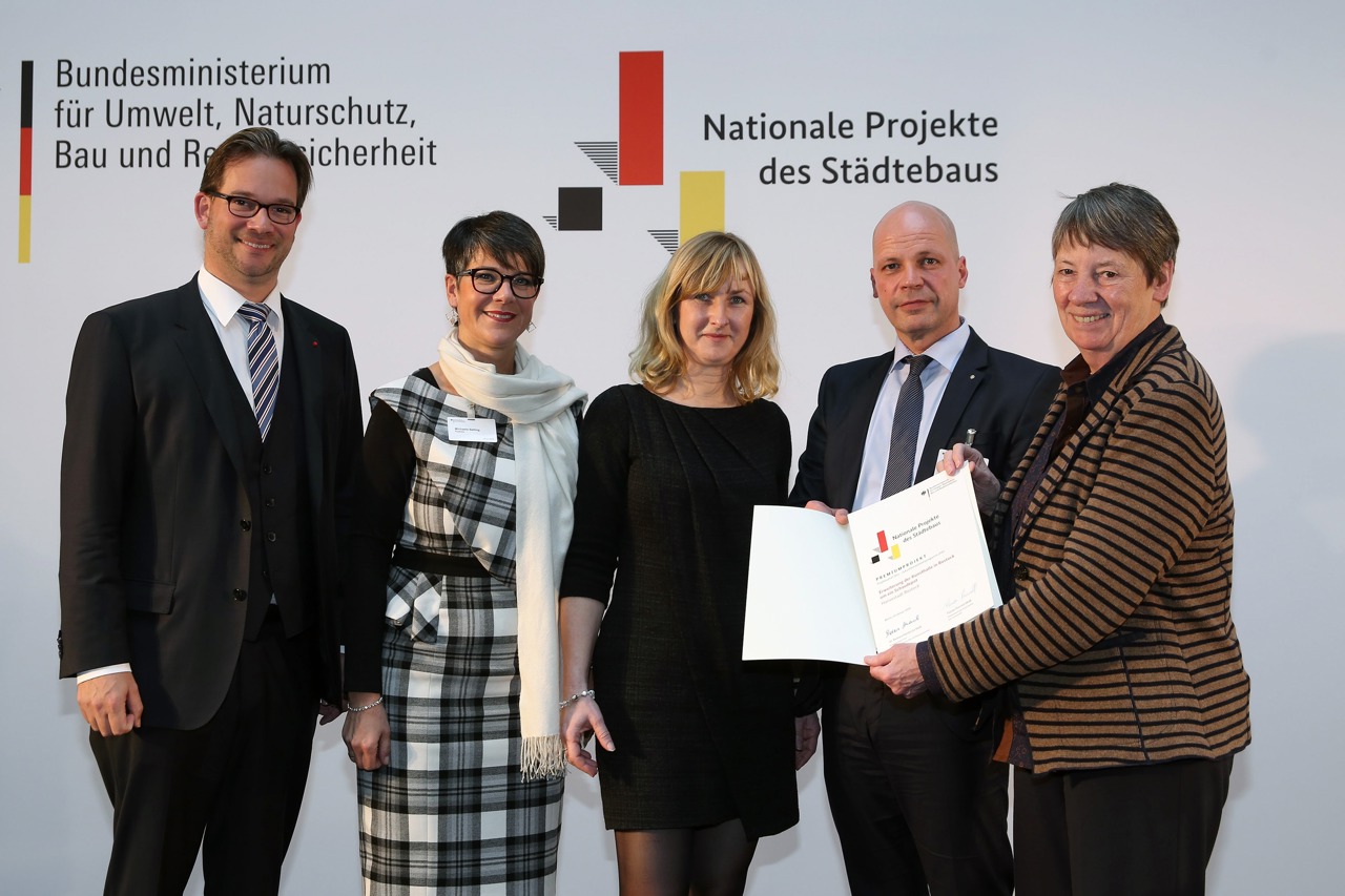 Übergabe des Zuwendungsbescheides am 26. Januar 2016 in Berlin (v.r.n.l.): Bundesbauministerin Dr. Barbara Hendricks, Senator Dr. Chris Müller, Sigrid Hecht, Dr. Michaela Selling, Parlamentarischer Staatssekretär Florian Pronold (Bild: Bundesministerium für Umwelt, Naturschutz, Bau und Reaktorsicherheit)