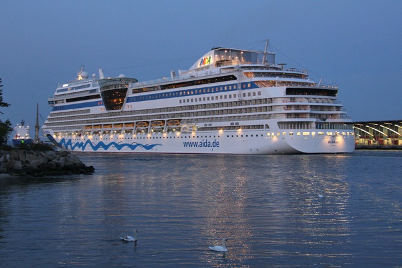 AIDAsol vor dem Kreuzfahrtterminal Warnemünde