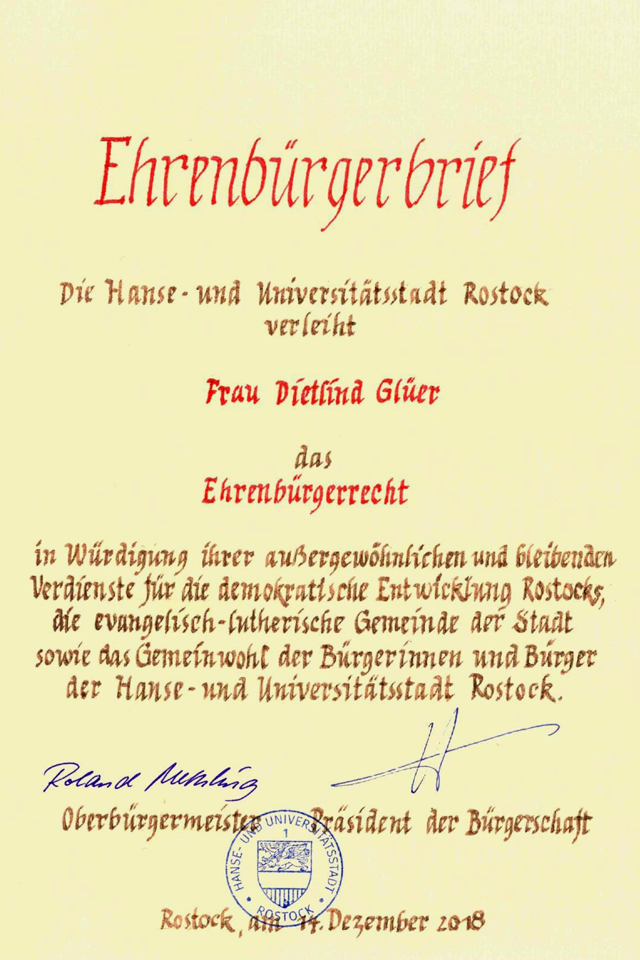 Verleihung des Ehrenbürgerrechts der Hanse- und Universitätsstadt Rostock an Dietlind Glüer - Ehrenbürgerbrief (Quelle: Hanse- und Universitätsstadt Rostock)