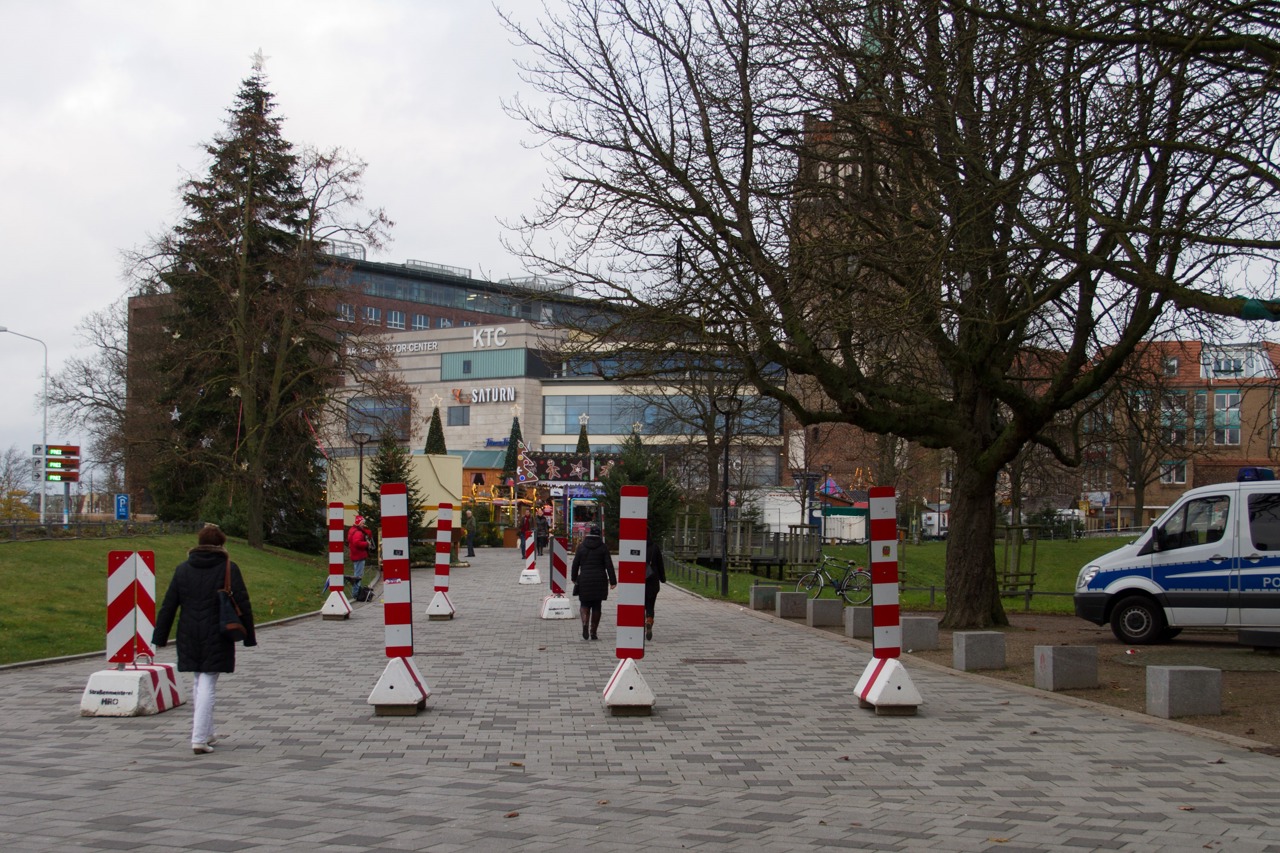 Der Eingang zum Rostocker Weihnachtsmarkt am Kröpeliner Tor ist durch Barrieren gesperrt.