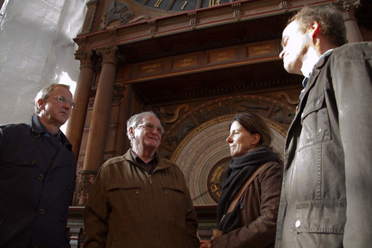 Wolfgang Fehlberg von der Universität, Astronom Manfred Schukowski, Denkmalpflegerin Uta Jahnke und Pastor Tilmann Jeremias in der Marienkriche
