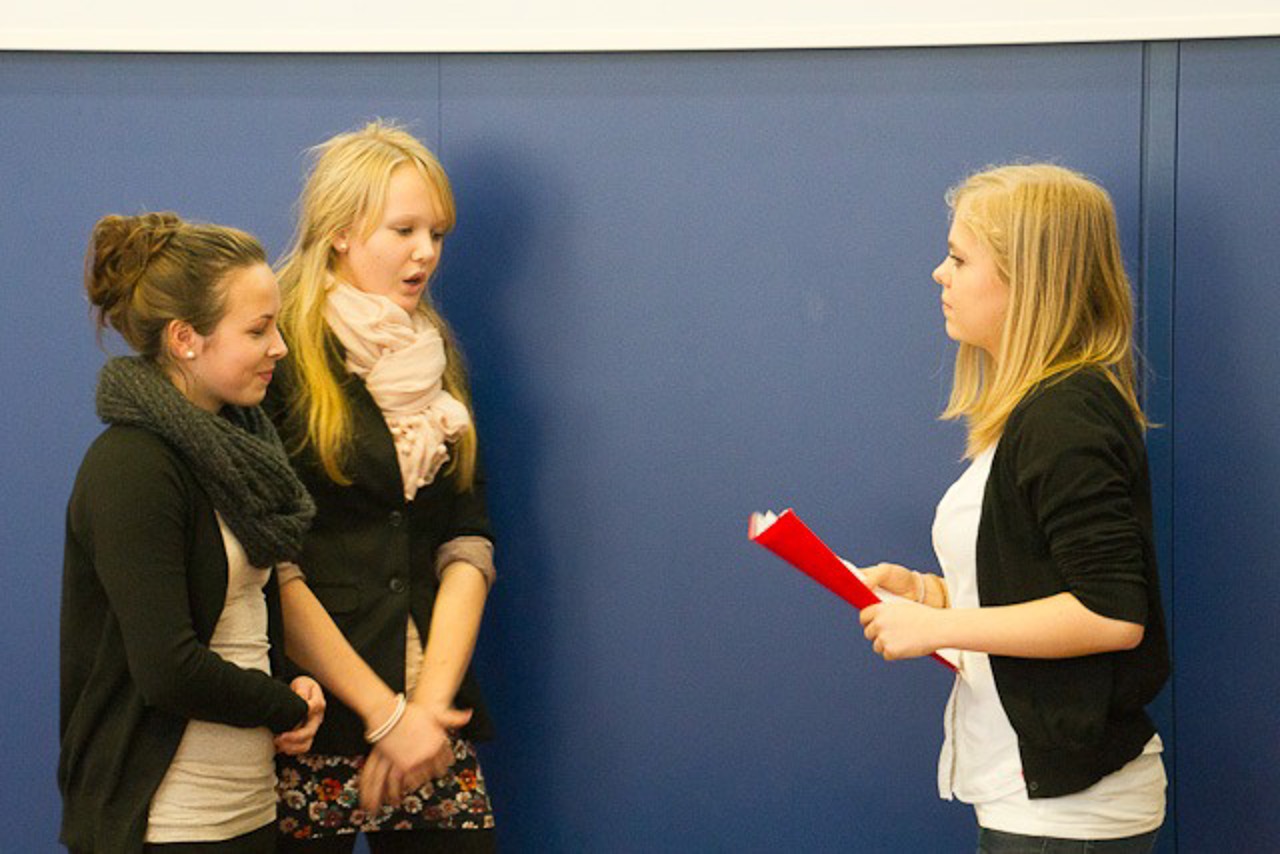 Maike Scherpelz, Johanna Wolf und Hannah Reiter veranschaulichen ihre Projektidee mit einem Rollenspiel