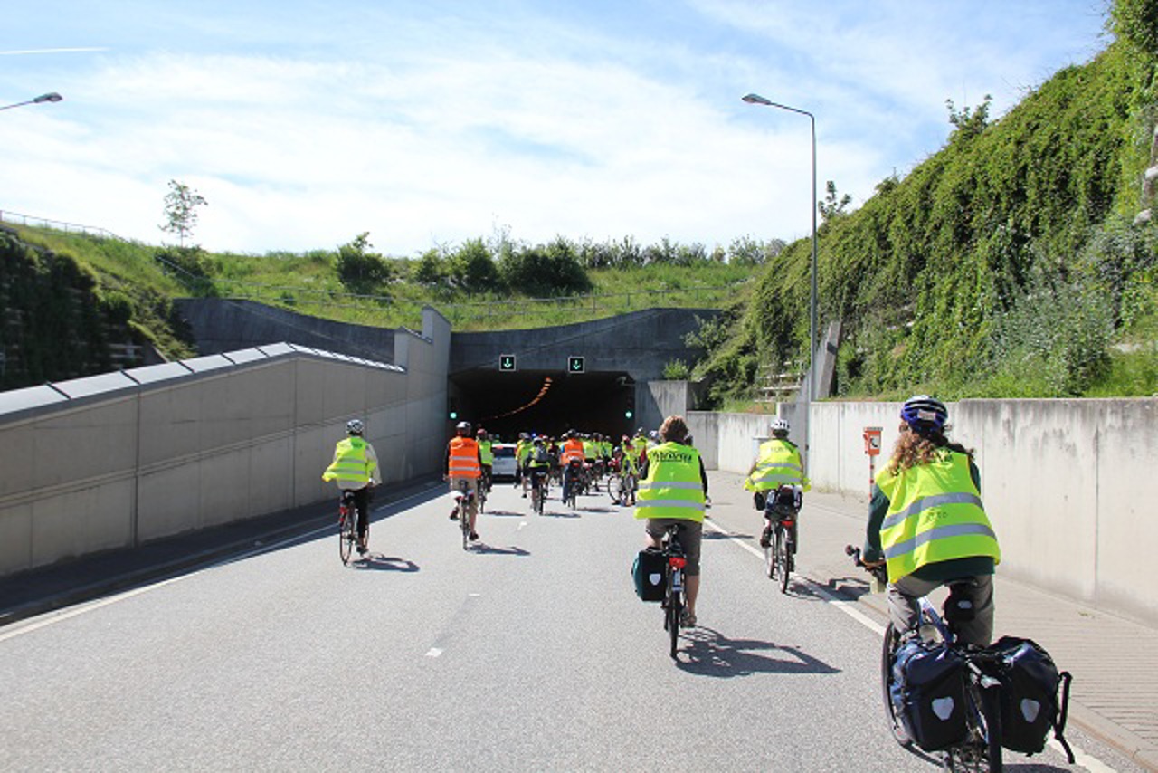 Cycling for libraries - radelnde Bibliothekare im Warnowtunnel Rostock