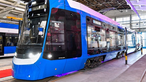 Tina - Das erste Fahrzeug der neuen Straßenbahngeneration ist in Rostock eingetroffen (Foto: Joachim Kloock)