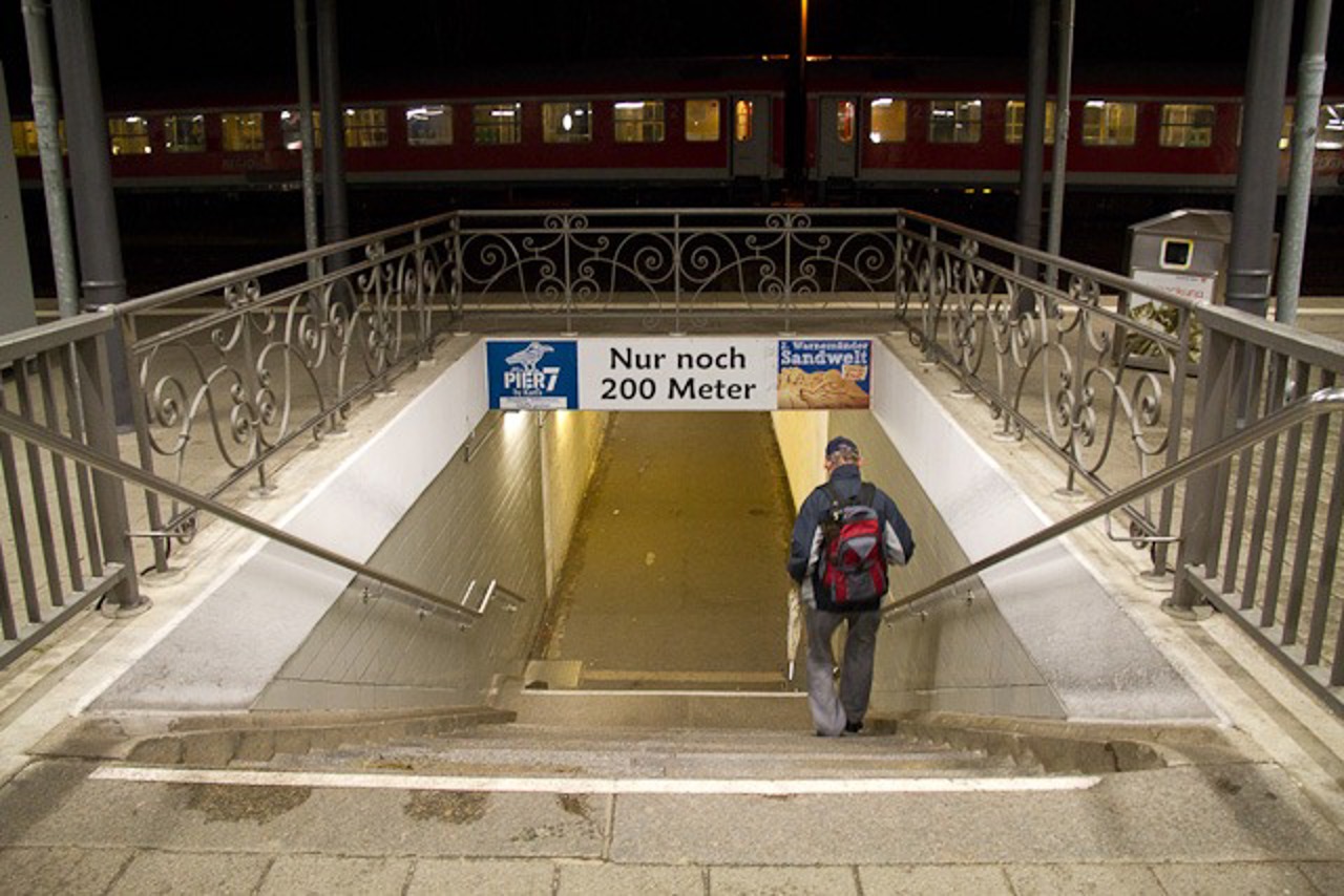Die Bahn baut die Gleise zurück. Der Zugang zwischen Bahnhof und Seekanal wird barrierefrei.