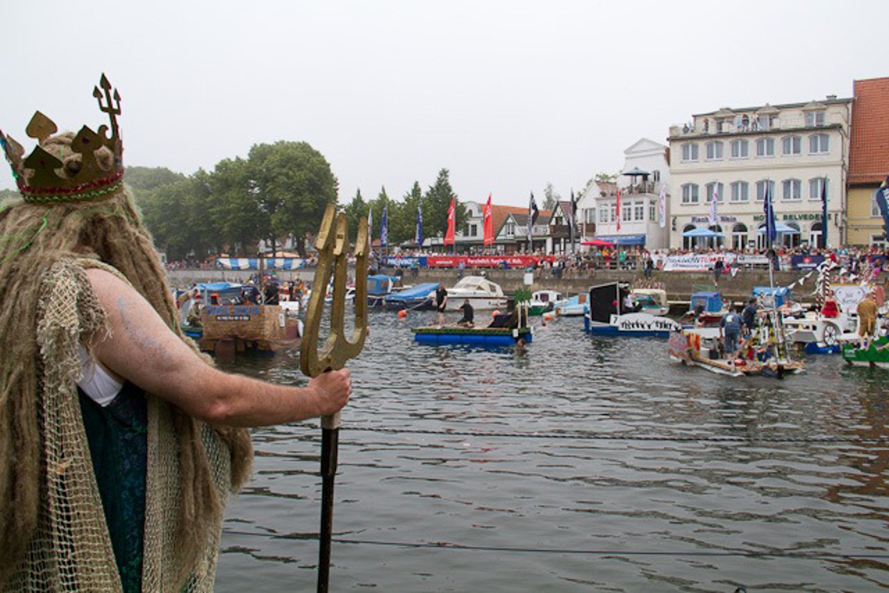 Neptun verfolgt das Waschzuberrennen bei der Warnemünder Woche 2012