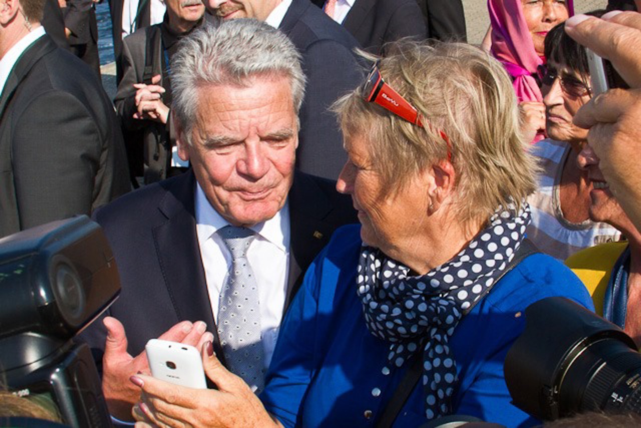 Bundespräsident Joachim Gauck gibt sich volksnah. Hier gelingt Renate Kasimir ein Selfie mit dem berühmten Rostocker.