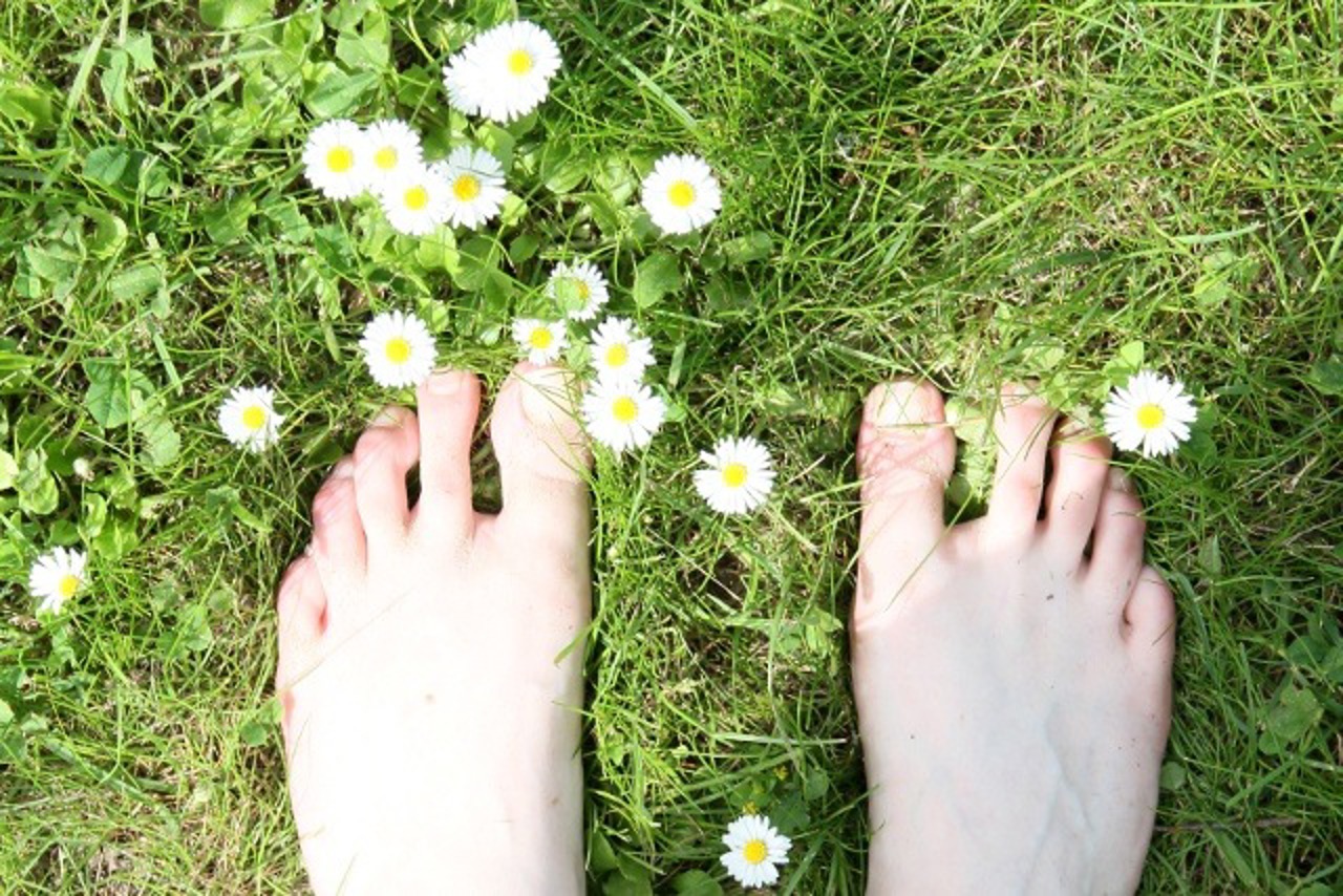 Barfuß zwischen den Gänseblümchen