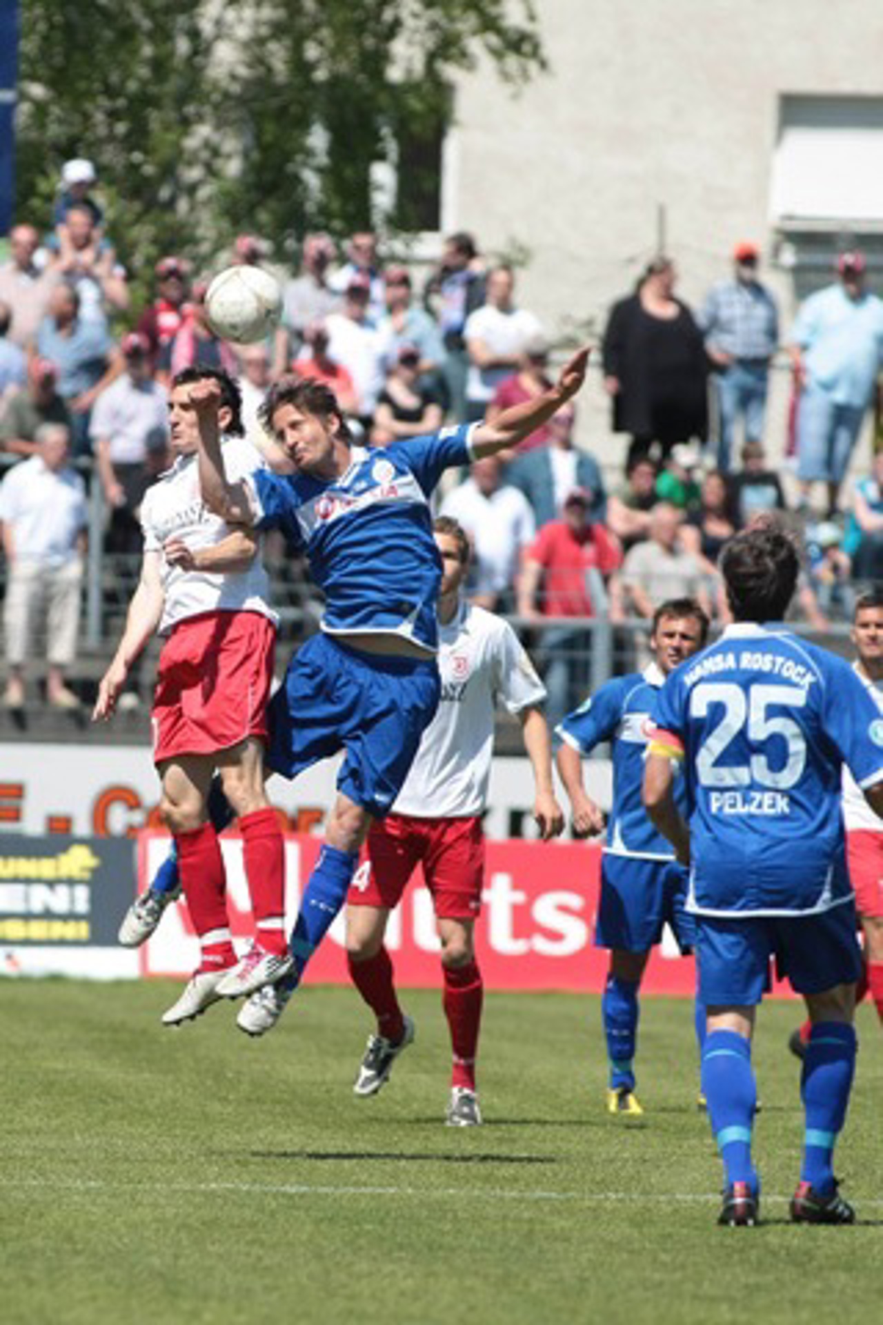 Marco Haller (Jahn Regensburg) im Zweikampf mit Martin Stoll (Hansa Rostock)