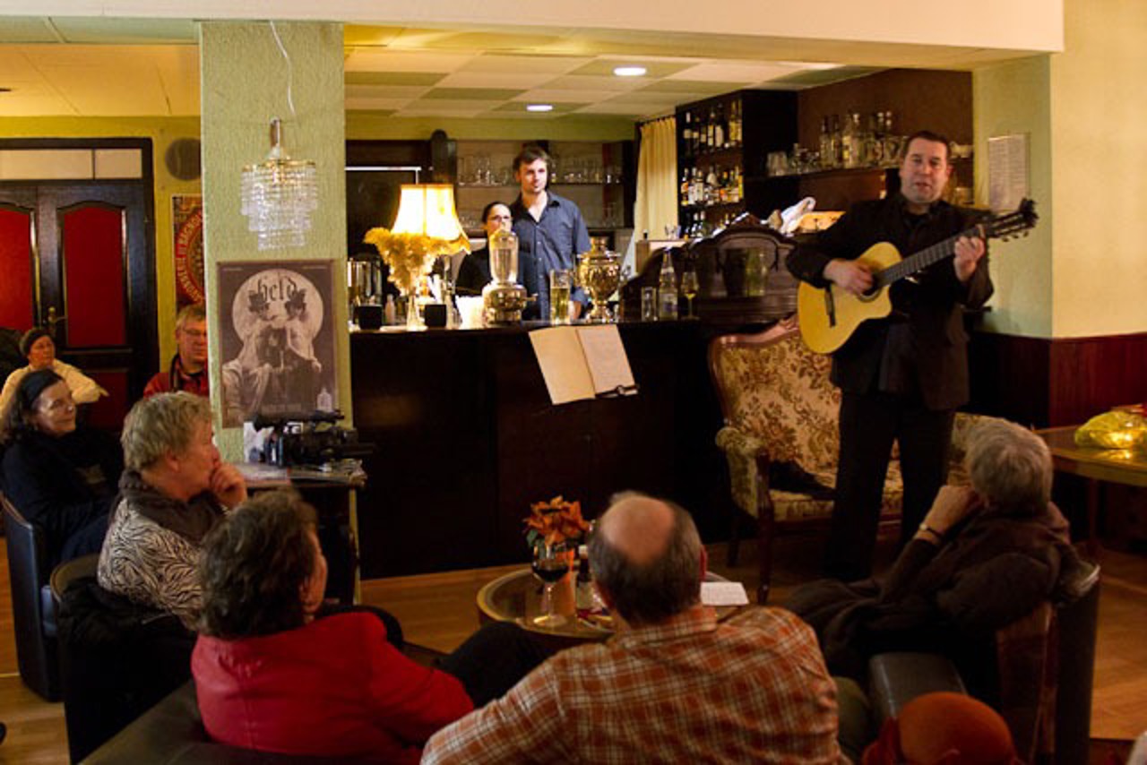 Peter Müller im Café A Rebours