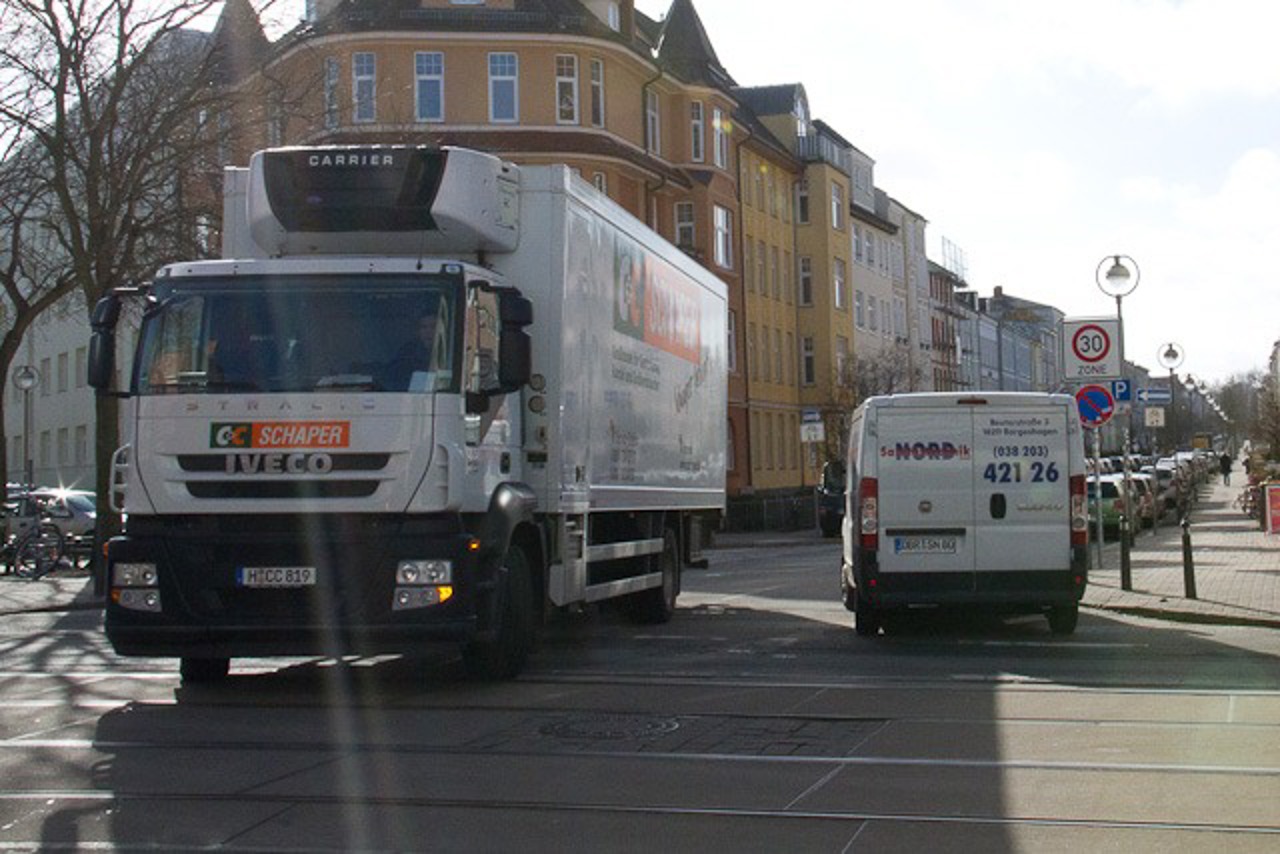 Der Anteil der LKW wurde in der KTV von 8 auf 3 bis 4 Prozent in den Hauptstraßen und auf 1,5 Prozent in den Wohnstraßen gesenkt. "Der Anteil der Versorgungsfahrzeuge ist nicht weiter senkbar", sagt Christian Pagenkopf, Verkehrsplaner im Hafen- und Tiefbauamt.