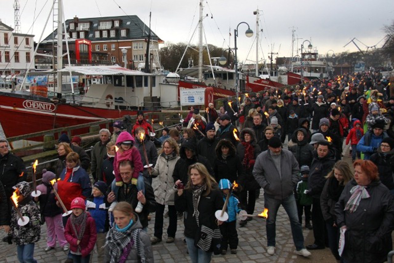 Fackelumzug am Alten Strom in Warnemünde