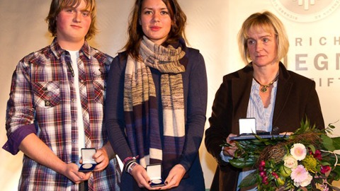 Ole Schuldt, Rebecca Miriam Zube und Petra Klawitter von der Projektgruppe Kriegsgräber der Schule an der Rostocker Heide in Rövershagen