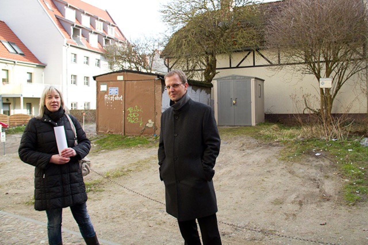 Odett Freiberg und Burkhard Doß vor dem Grundstück, auf dem bald ein Wohnhaus errichtet wird