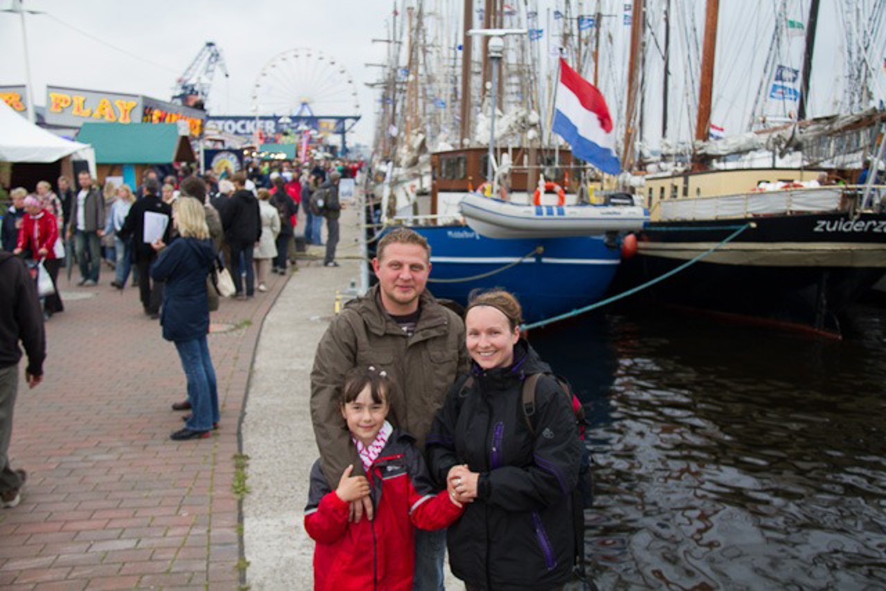 Lyann besucht die Hanse Sail mit ihrer Familie
