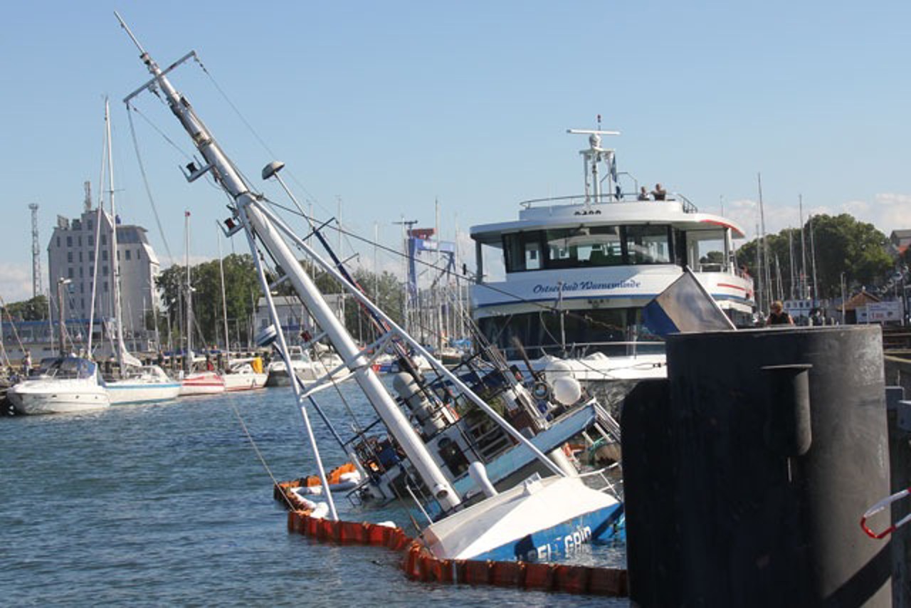 Gesunkene „Vagel Grip“ in Warnemünde