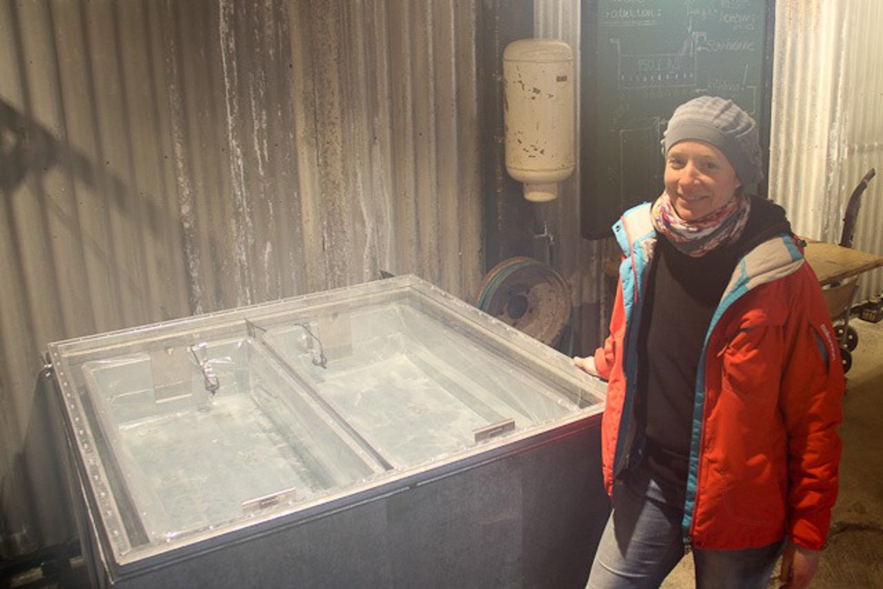 Künstlerische Leiterin der 11. Eiswelt Jana Fuhrmann neben den beiden Stahlwannen, mit denen Eisblöcke hergestellt werden