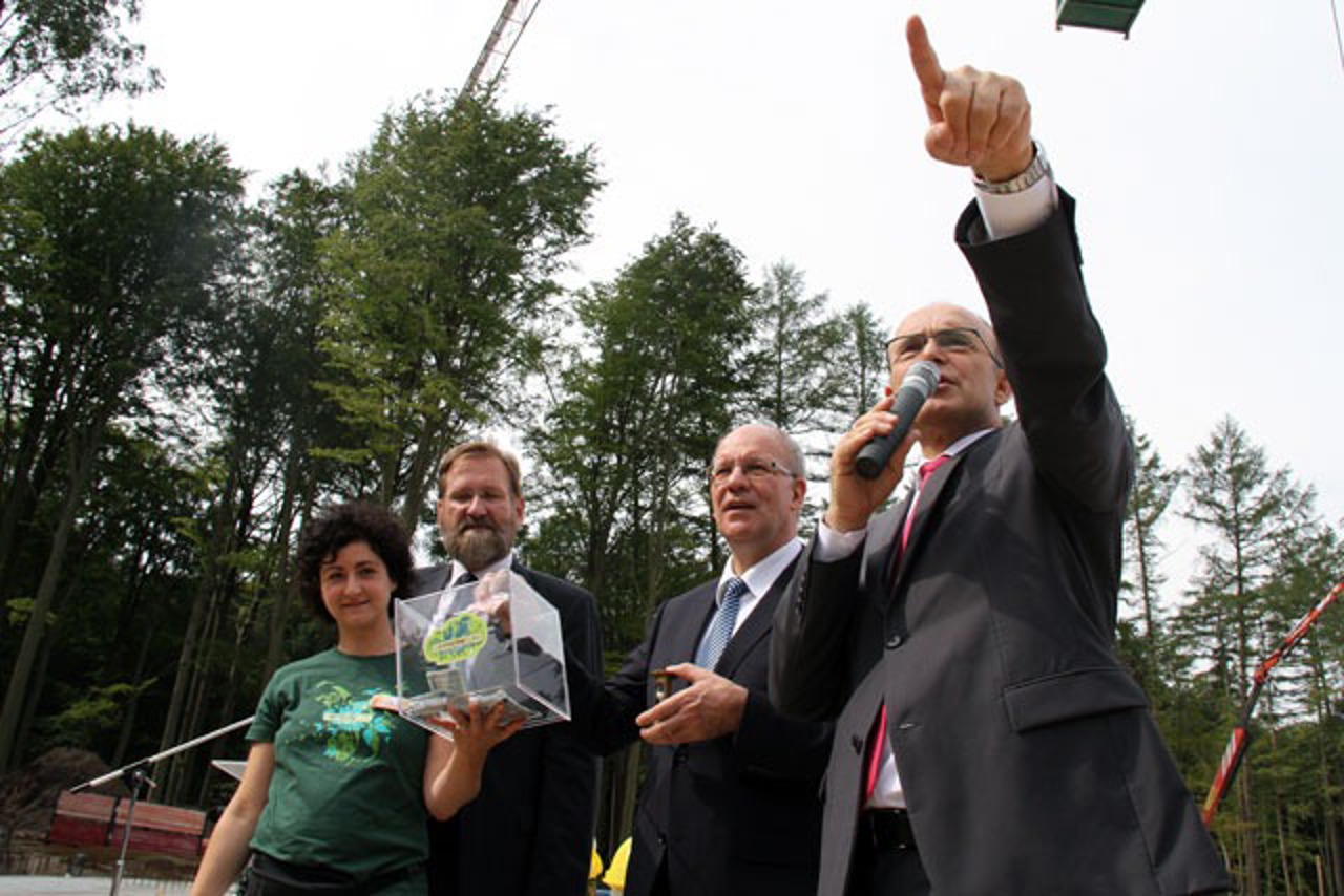 Zoo-Marketingleiterin Danielle Zimmermann, Zoodirektor Udo Nagel, Oberbürgermeister Roland Methling und Ministerpräsident Erwin Sellering bei der Versteigerung