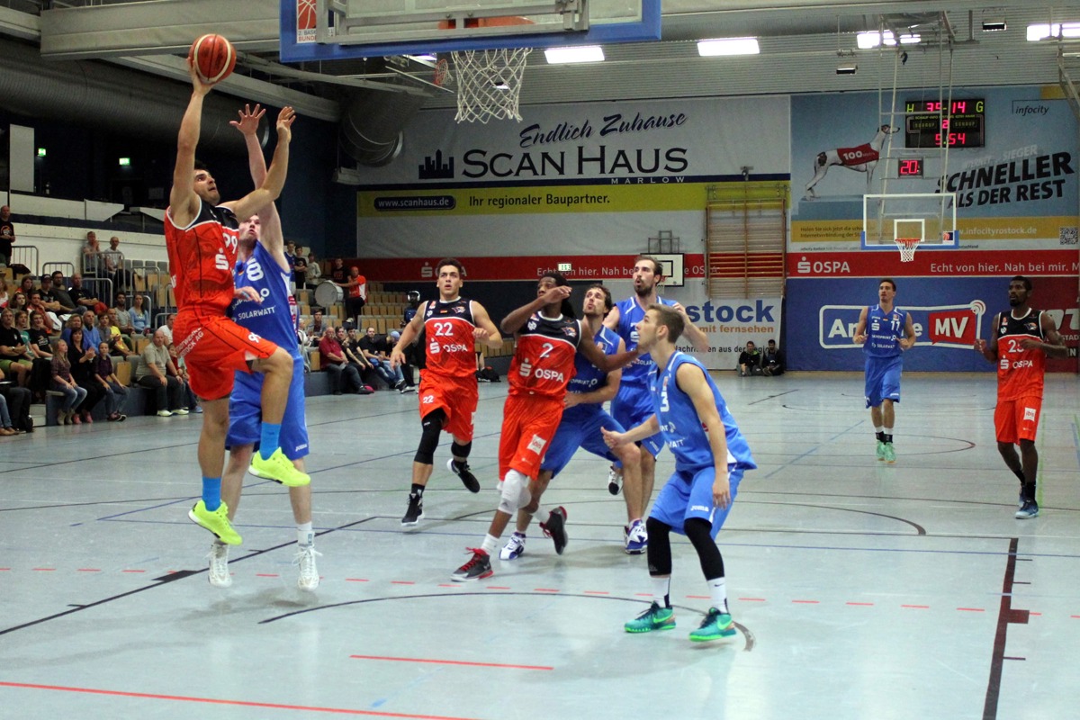 Ivo Slavchev auf dem Weg zum Korb gegen die Dresden Titans (Foto: Rostock Seawolves)