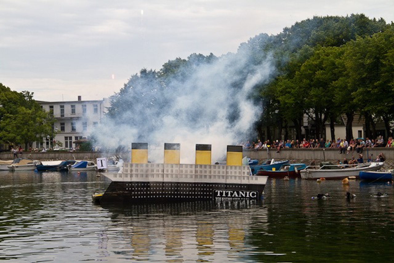 Das Volkstheater präsentiert bei der Warnemünder Woche seine Showqualitäten. Tausende Schaulustige verfolgen die Auferstehung der Titanic auf dem Alten Strom.