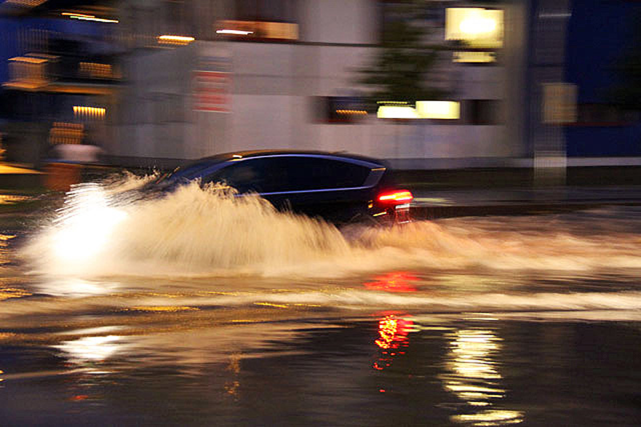 Regenmassen überfluten die L22 im Bereich Warnowufer / Am Strande