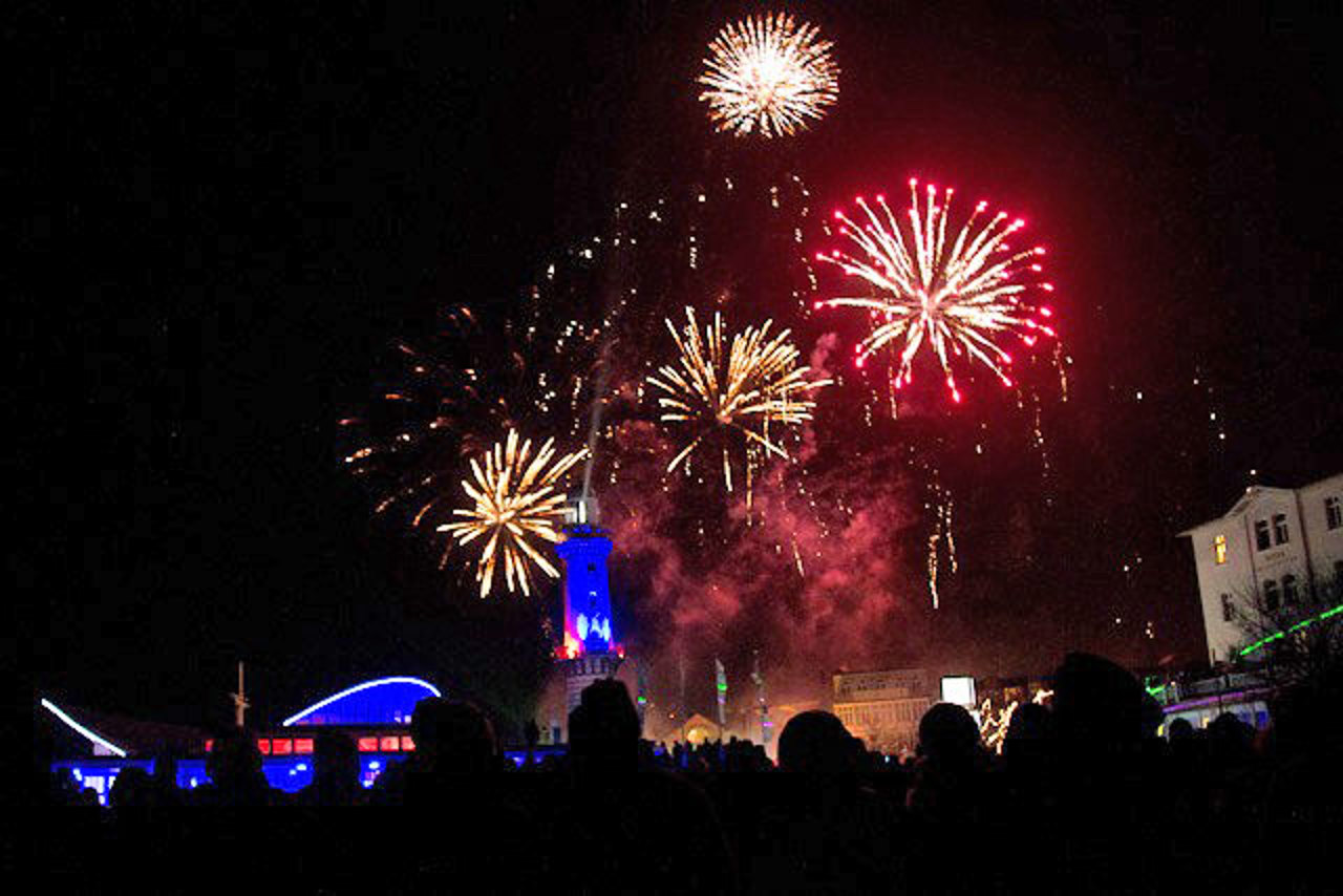 12. Leuchtturm in Flammen in Warnemünde